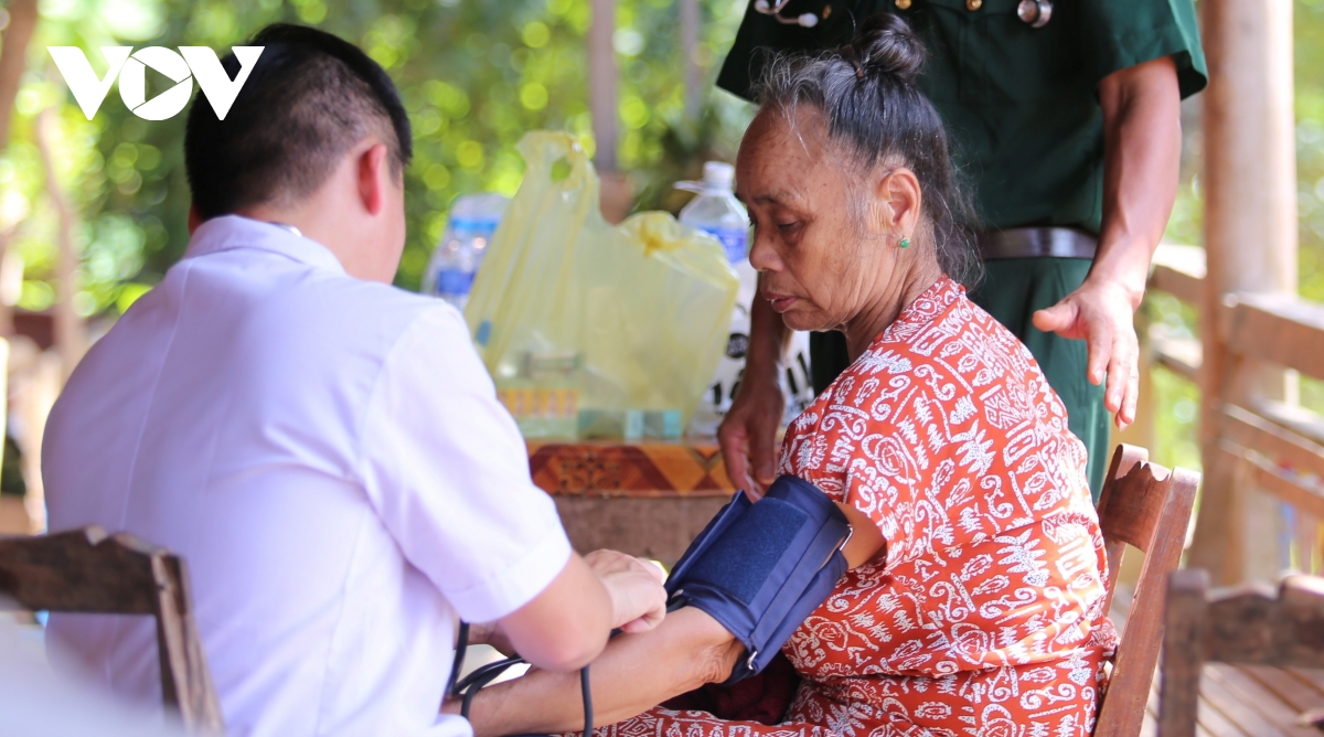 Nghệ An rà soát, điều động cán bộ y tế về tuyến xã